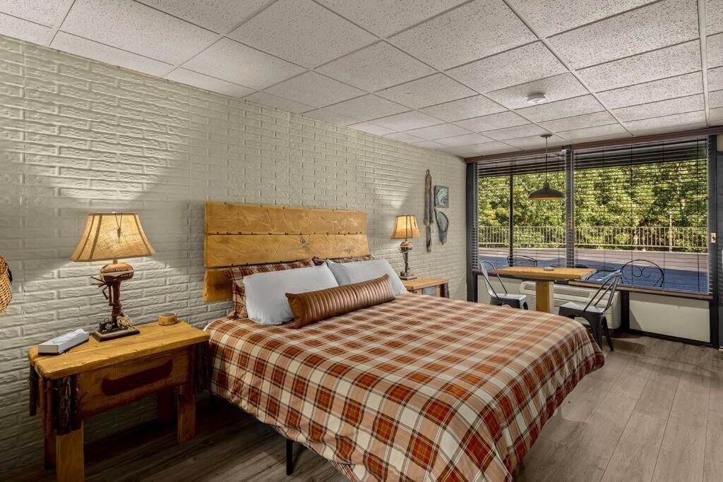 Stonegate Lodge King Bed, Wifi, 50In Roku Tv, Salt Water Pool Room #108 Юрика Спрингс Экстерьер фото